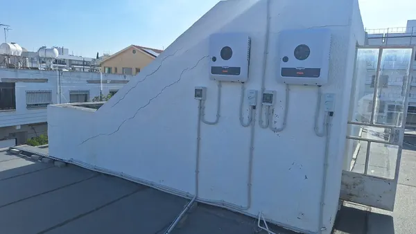 Δύο επιτοίχιοι inverters με διακόπτες DC σε ταράτσα, Κύπρος