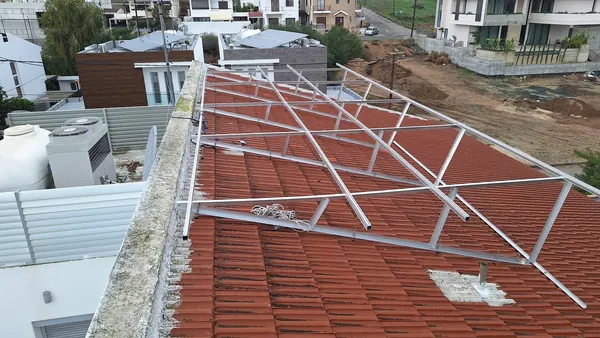 Εργασίες σε εξέλιξη: βάση αλουμινίου σε κεραμοσκεπή, Κύπρος