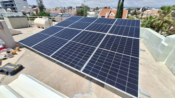Φωτοβολταϊκό σε ταράτσα σε κεκλιμένες σειρές, Κύπρος
