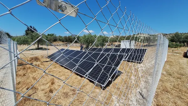 Επίγειο φωτοβολταϊκό πίσω από περίφραξη, σε αγροτική περιοχή, Κύπρος
