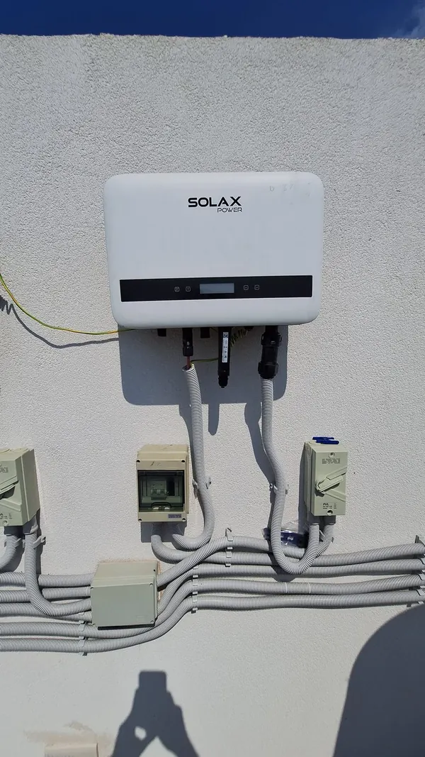 Inverter SolaX με διακόπτες AC/DC και τακτοποιημένες σωληνώσεις, Κύπρος