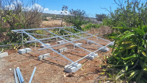 Βάση αλουμινίου επίγειου φωτοβολταϊκού σε τσιμεντόλιθους, πριν τα πάνελ, Κύπρος