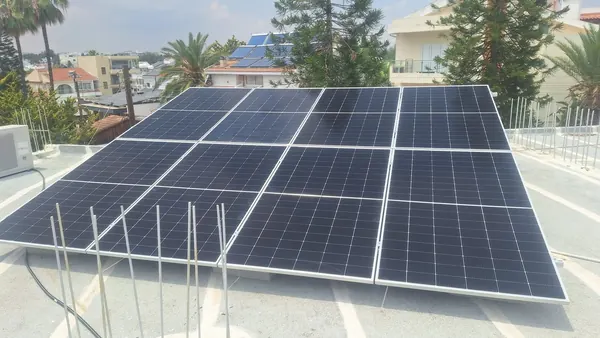 Φωτοβολταϊκό 12 πάνελ σε κεκλιμένη βάση σε ταράτσα, Κύπρος